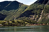 Norvegia, la regione dei fiordi, il battello lascia FLan sull'Aurlandsfjord. 